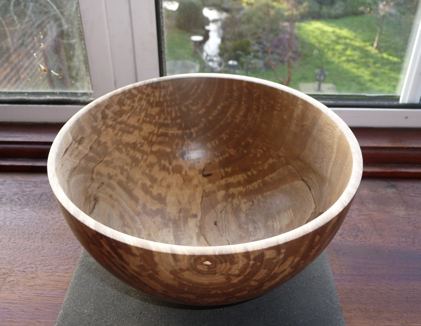 Bowl with hole